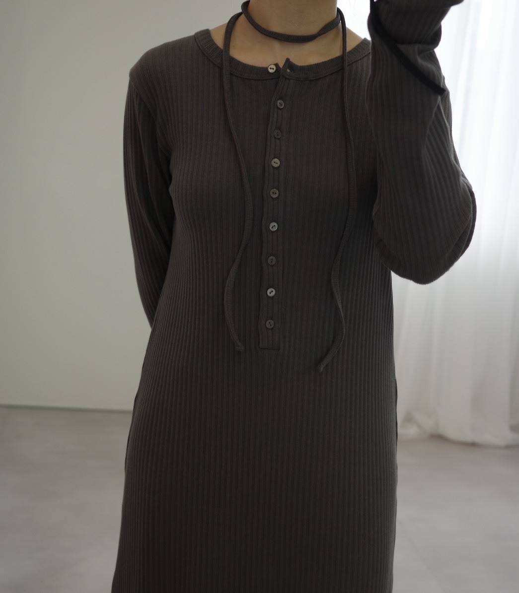 titivate チョーカー付きリブワンピースコーデ