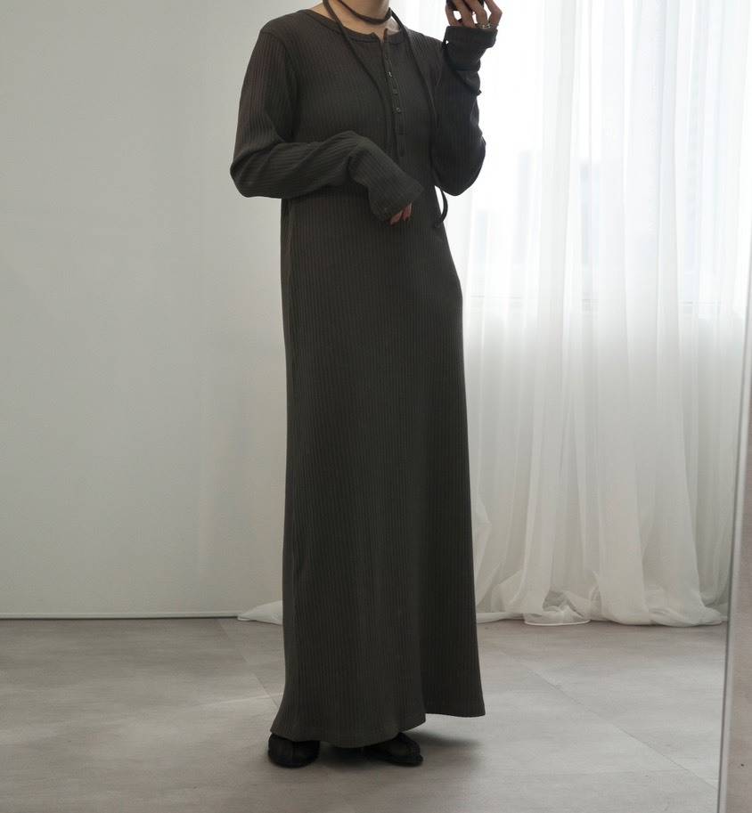 titivate チョーカー付きリブワンピースコーデ