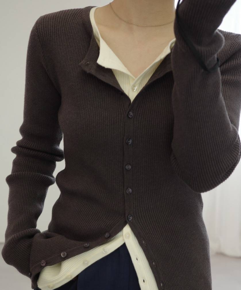 ニットカーディガンを主役にしたレイヤードコーデ