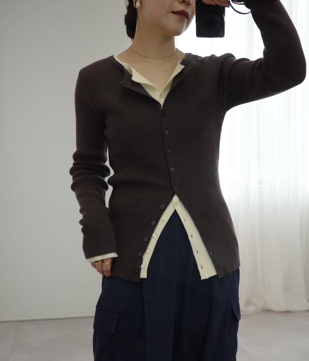 ニットカーディガンを主役にしたレイヤードコーデ