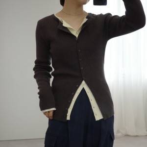 レイヤードで遊ぶのが正解！さりげなく洒落見え「ニットカーディガン」コーデ