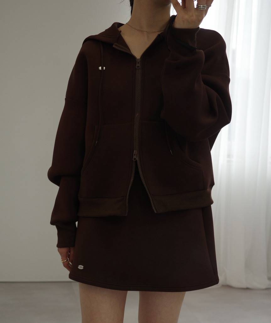 ジップアップパーカー×ミニスカートのスウェットセットアップ
