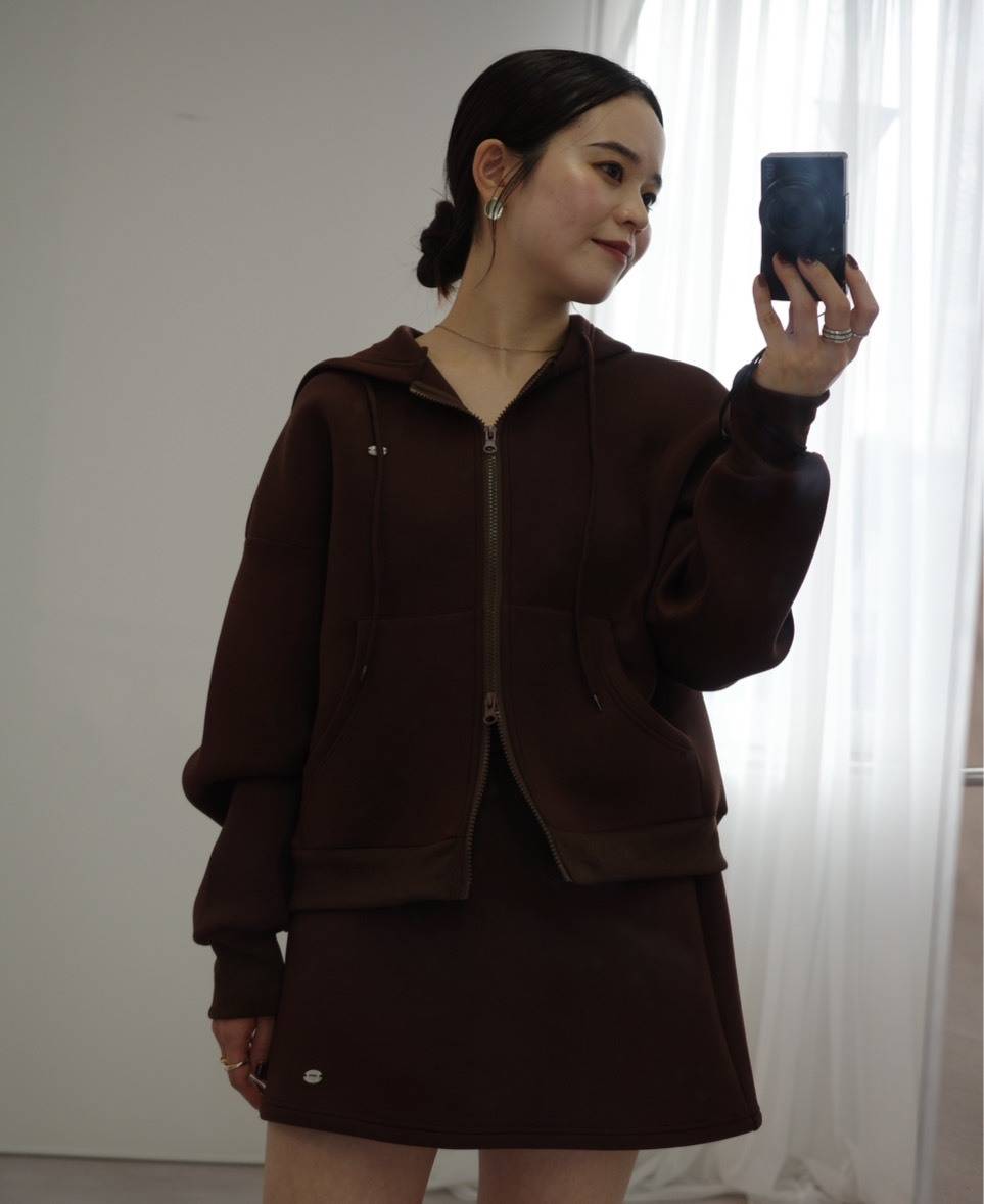 ジップアップパーカー×ミニスカートのスウェットセットアップ