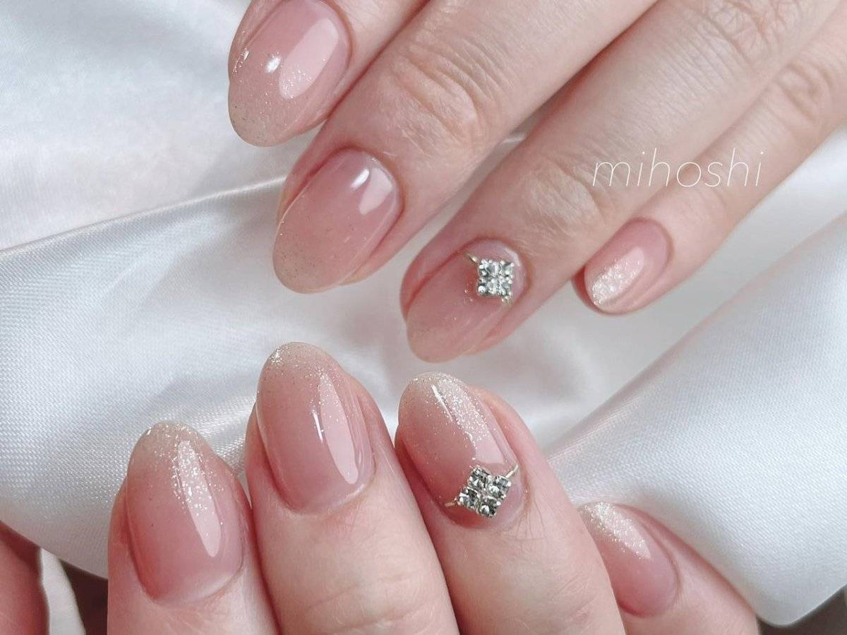 透け感ピンクネイル