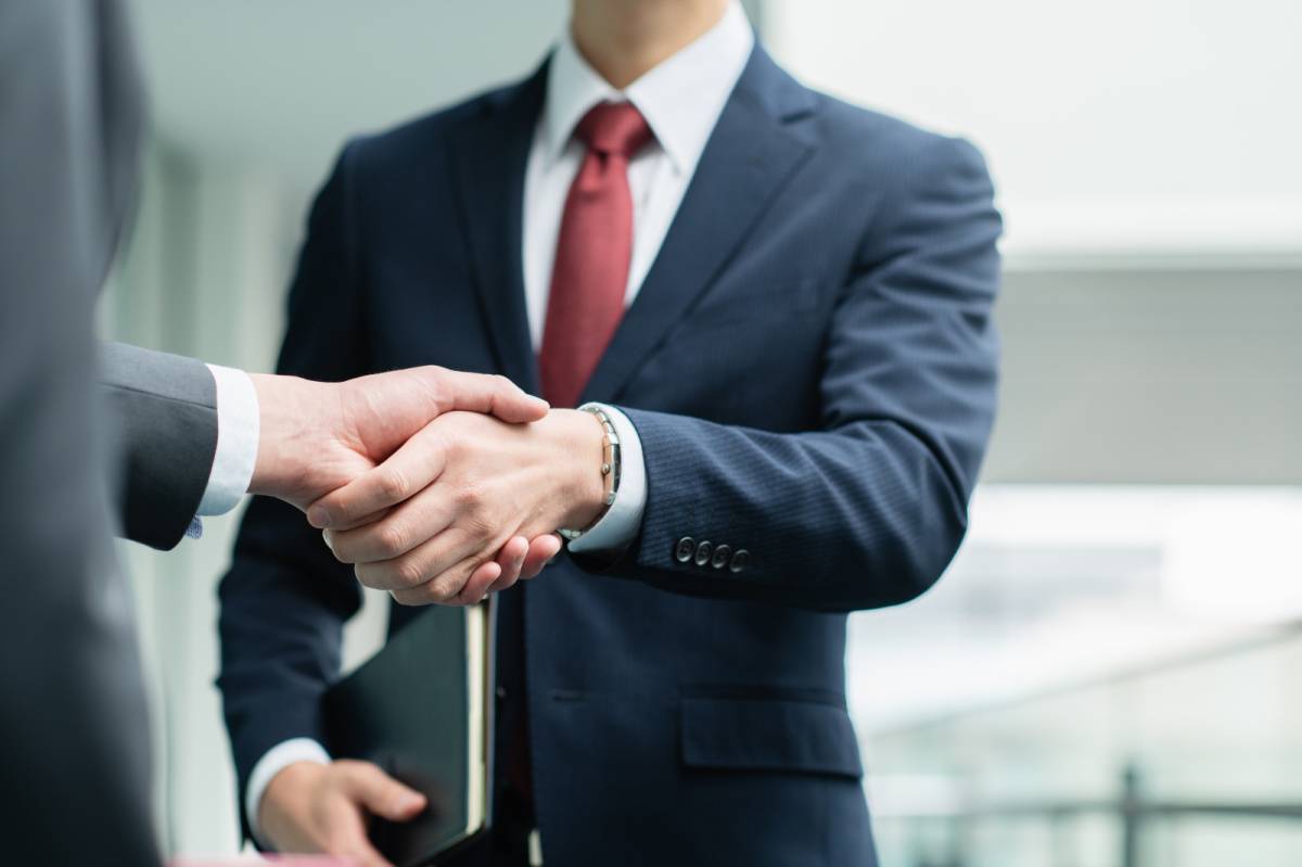握手する人