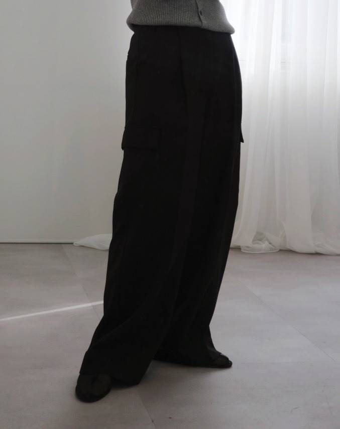 サテンカーゴパンツコーデ