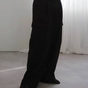 落ち感でつくる美脚ライン♡ラフトップスでも品よく決まる「サテンカーゴパンツ」