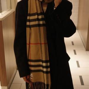 さっと羽織るだけで絵になる。「バーバリー」が誇る名品カシミアスカーフ