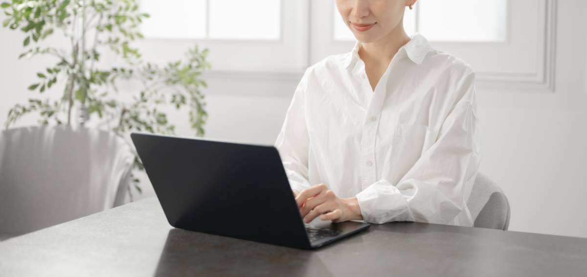 パソコン作業する人