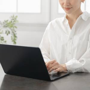  パソコン作業する人 