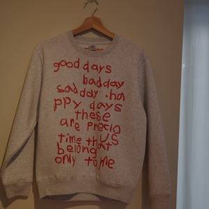 大人カジュアルは迷わずこれ。無理なく洒落る「シンプルロゴスウェット」