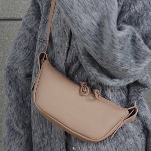 曲線をプラスしてバランス美人に♡季節問わず活躍「ADD CULUMN」のミニバッグ