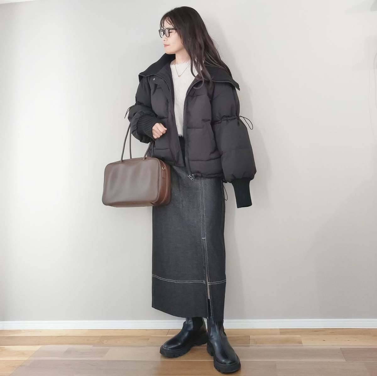 素材の差を生かしたブラックコーデ