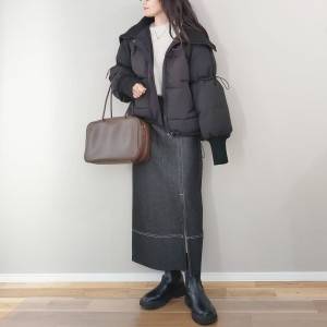  ブラックコーデの女性 