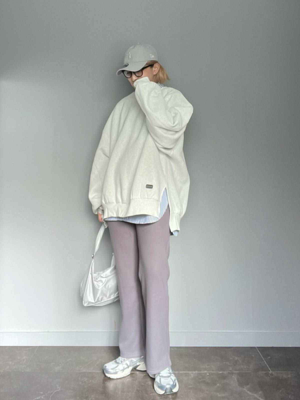 白×ベージュの淡色コーデ