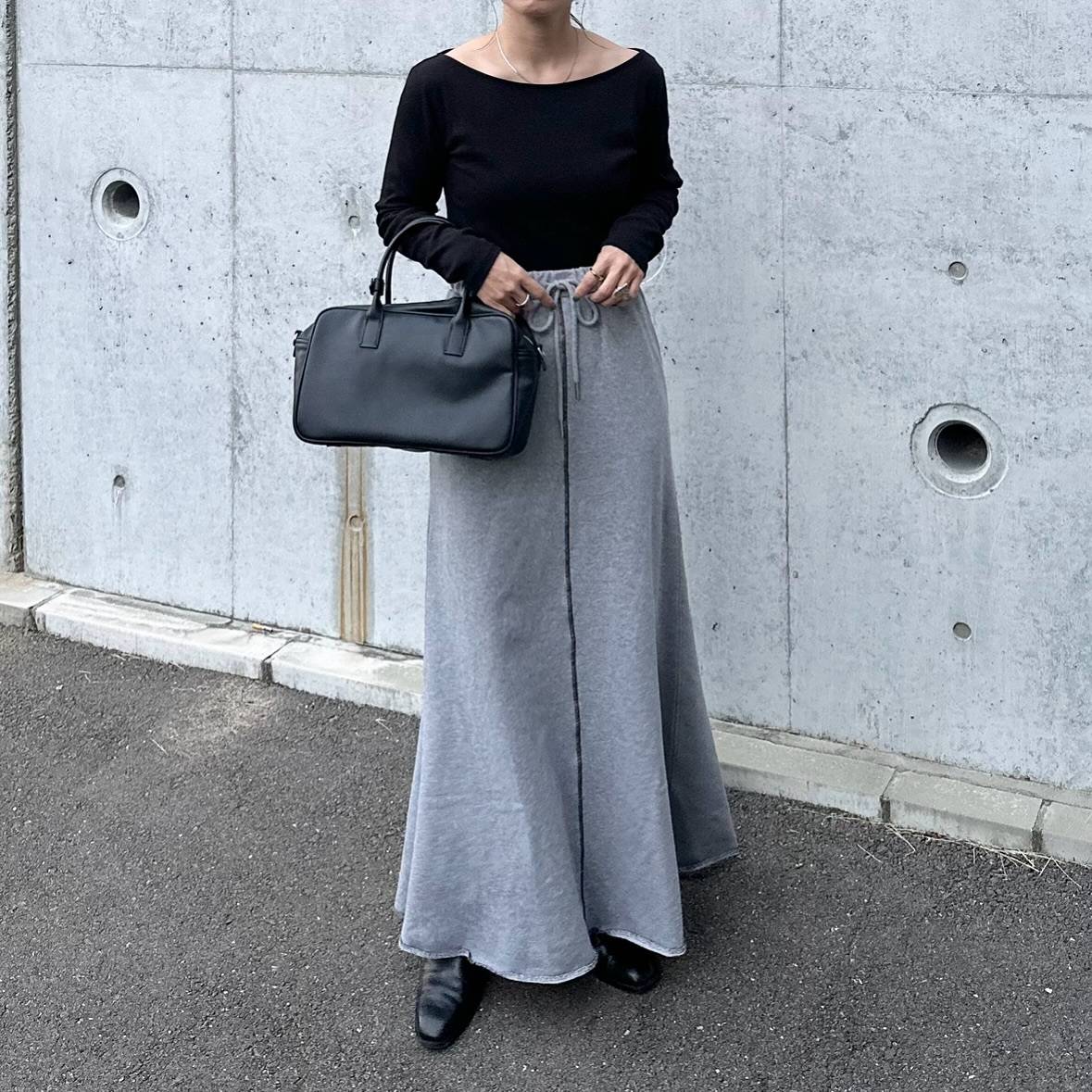 ボートネックニット×マキシ丈スカート
