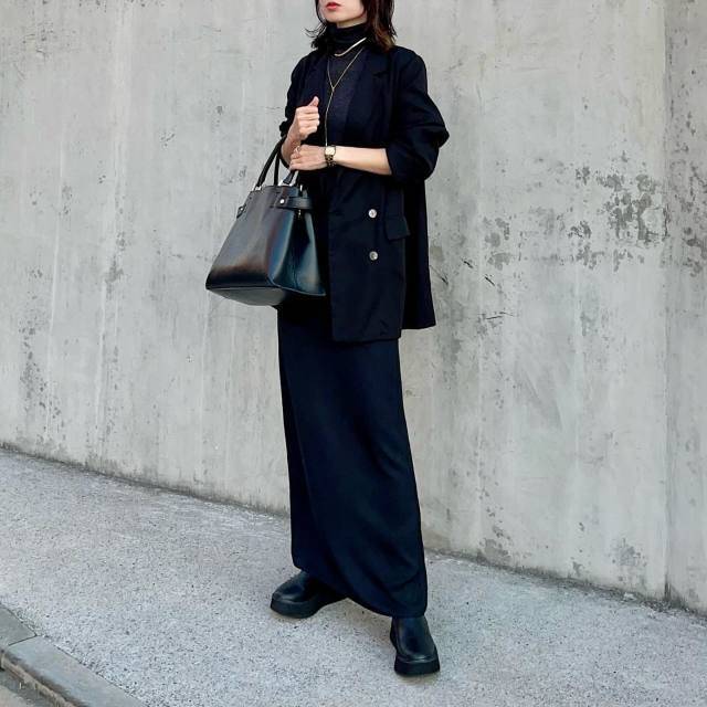 黒×グレーの濃色コーデが◎