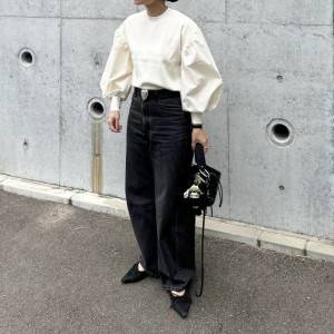  モノトーンコーデの女性 