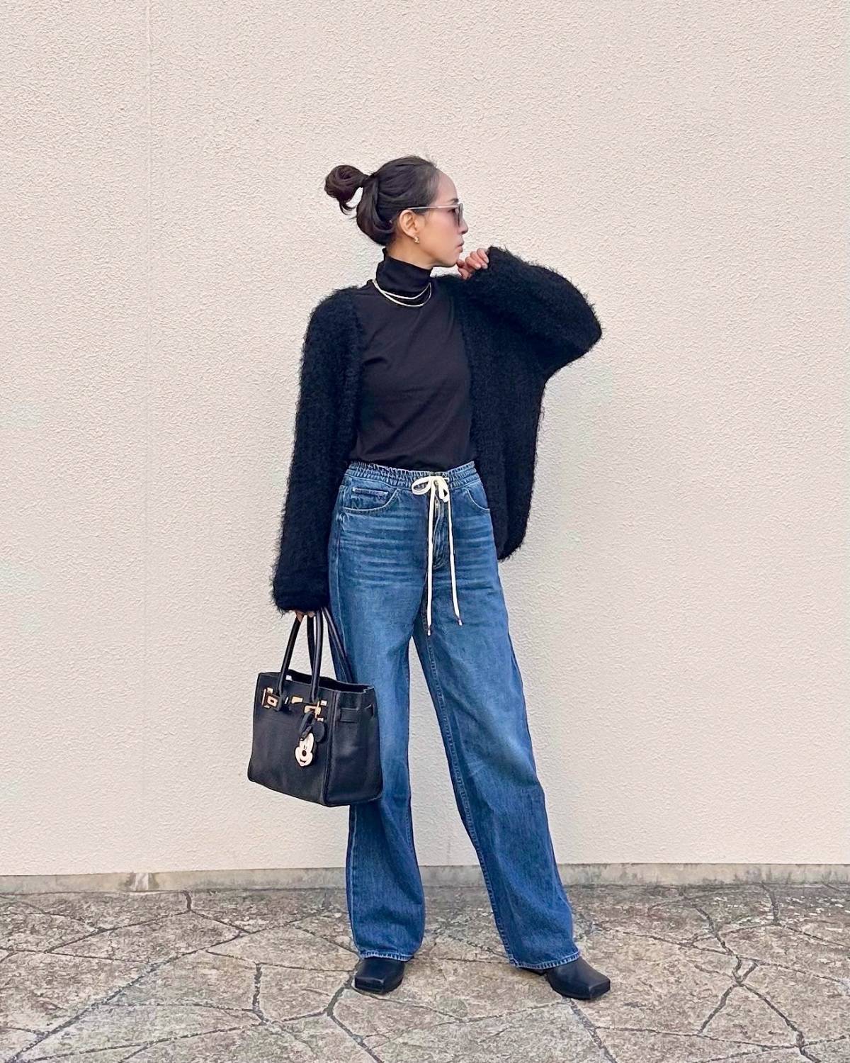 フェザーカーディガンを羽織る♡