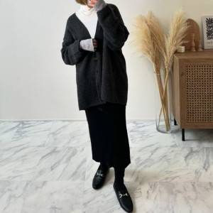  モノトーンコーデの女性 