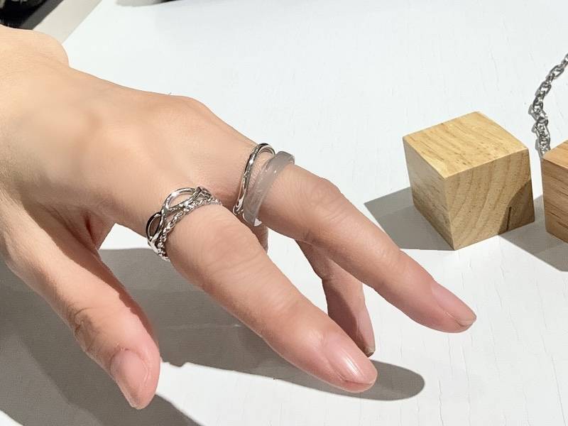 リングをつけて華奢見えする指先