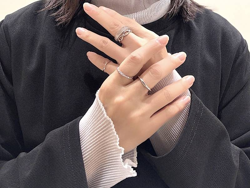 ５連リングをつけている女性