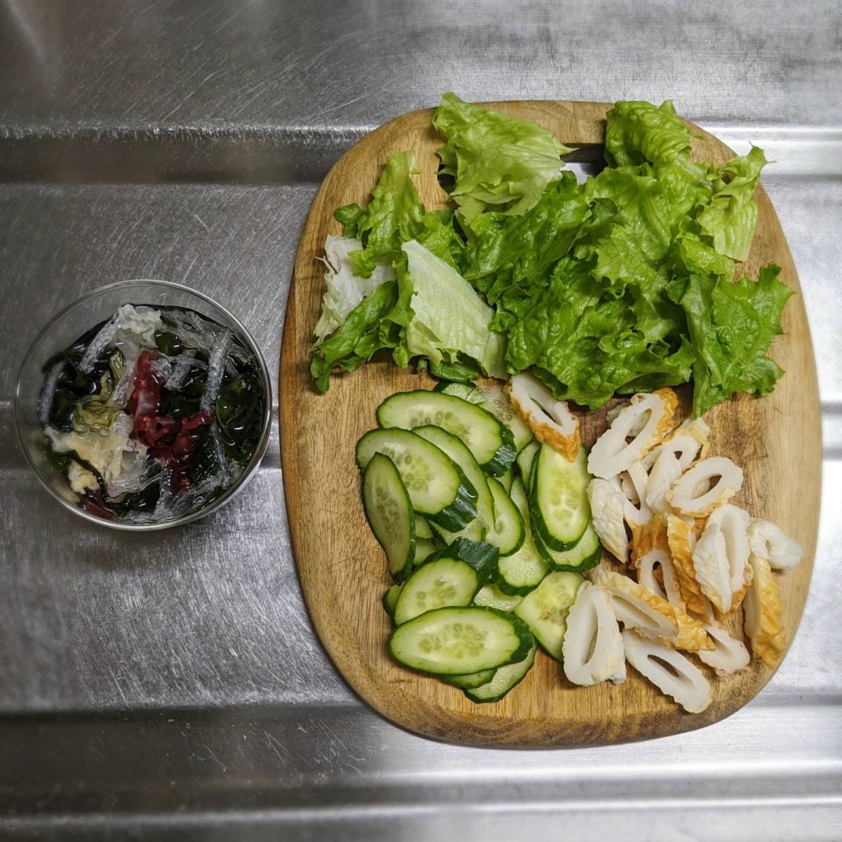 ニッスイ公式の「活ちくわと海草の梅ドレッシングサラダ」のレシピ