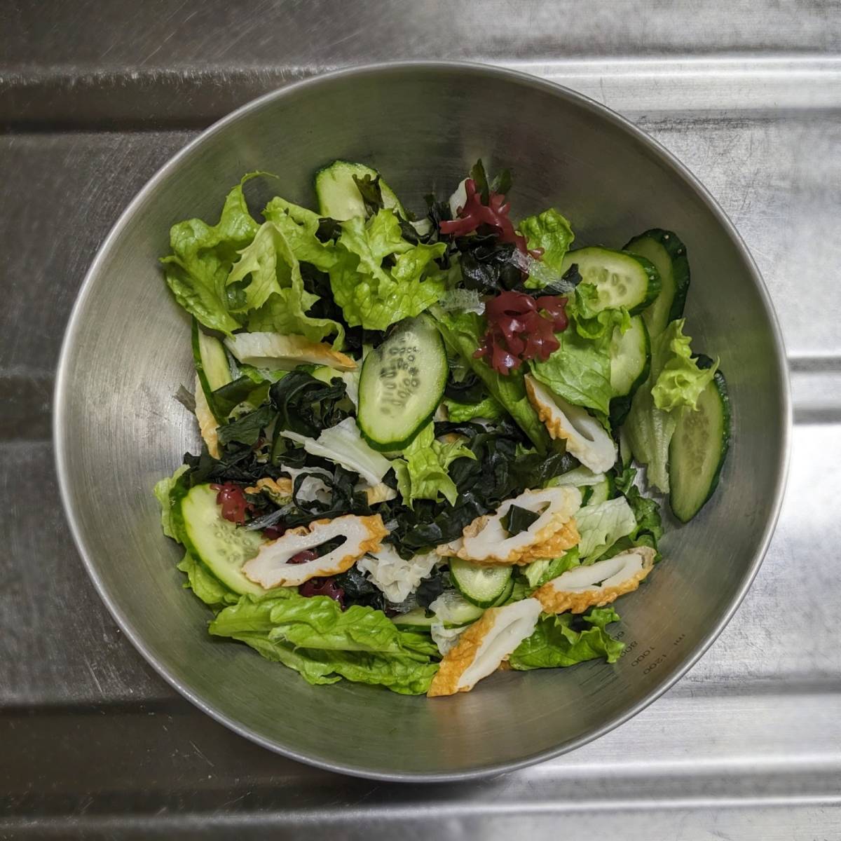 ニッスイ公式の「活ちくわと海草の梅ドレッシングサラダ」のレシピ