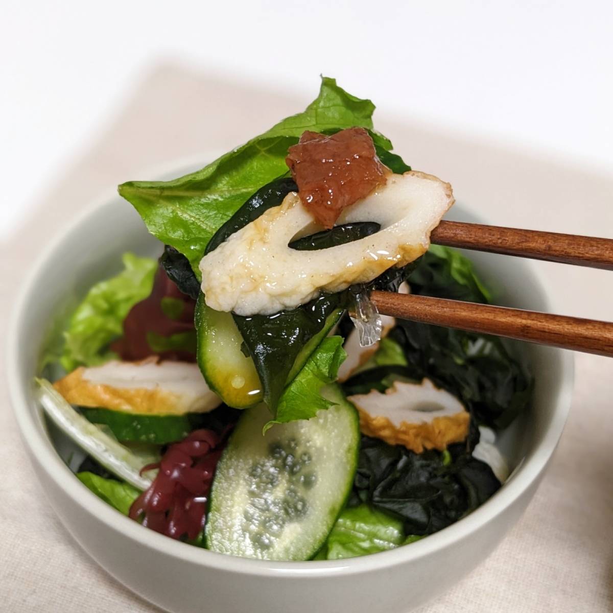 ニッスイ公式の「活ちくわと海草の梅ドレッシングサラダ」のレシピ