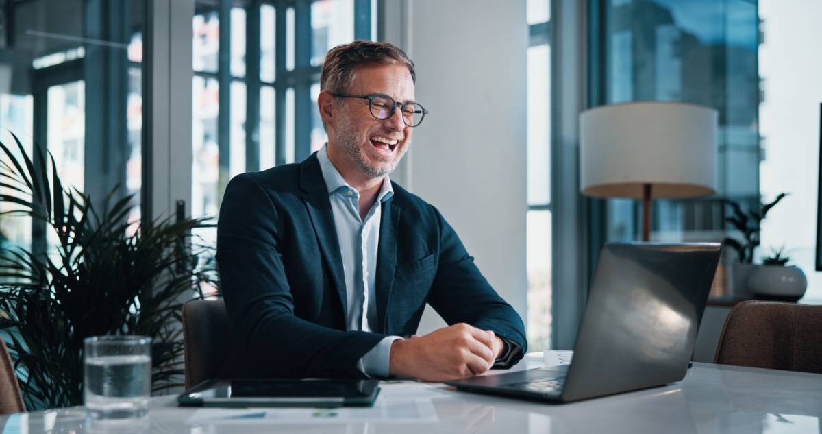 オンラインミーティングに参加する男性