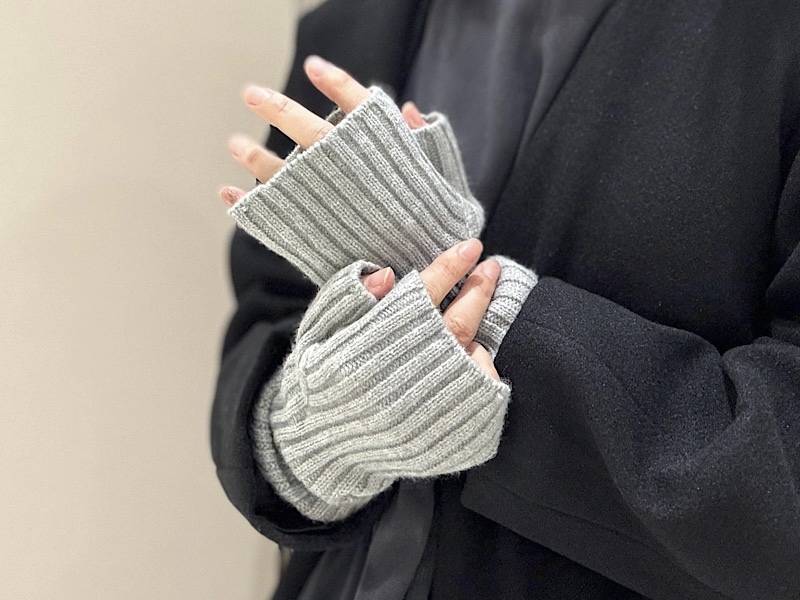 3COINSアームウォーマーをつけた手元