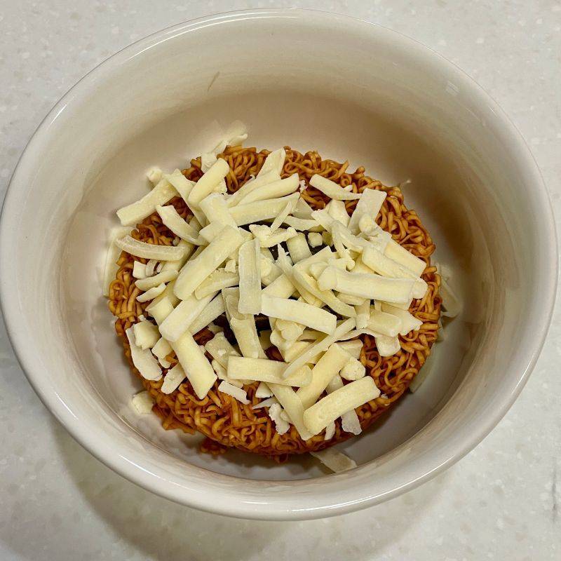 チキンラーメン公式の「簡単ヤバうま！チーズカレーチキラー」のレシピ