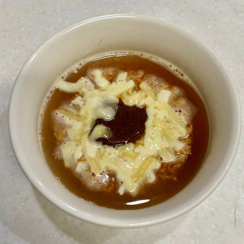 チキンラーメン公式の「簡単ヤバうま！チーズカレーチキラー」のレシピ