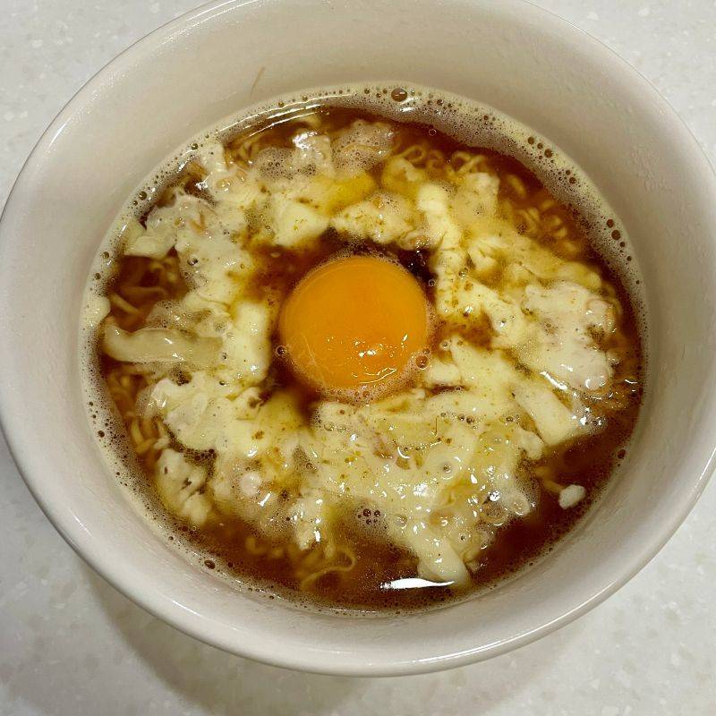 チキンラーメン公式の「簡単ヤバうま！チーズカレーチキラー」のレシピ