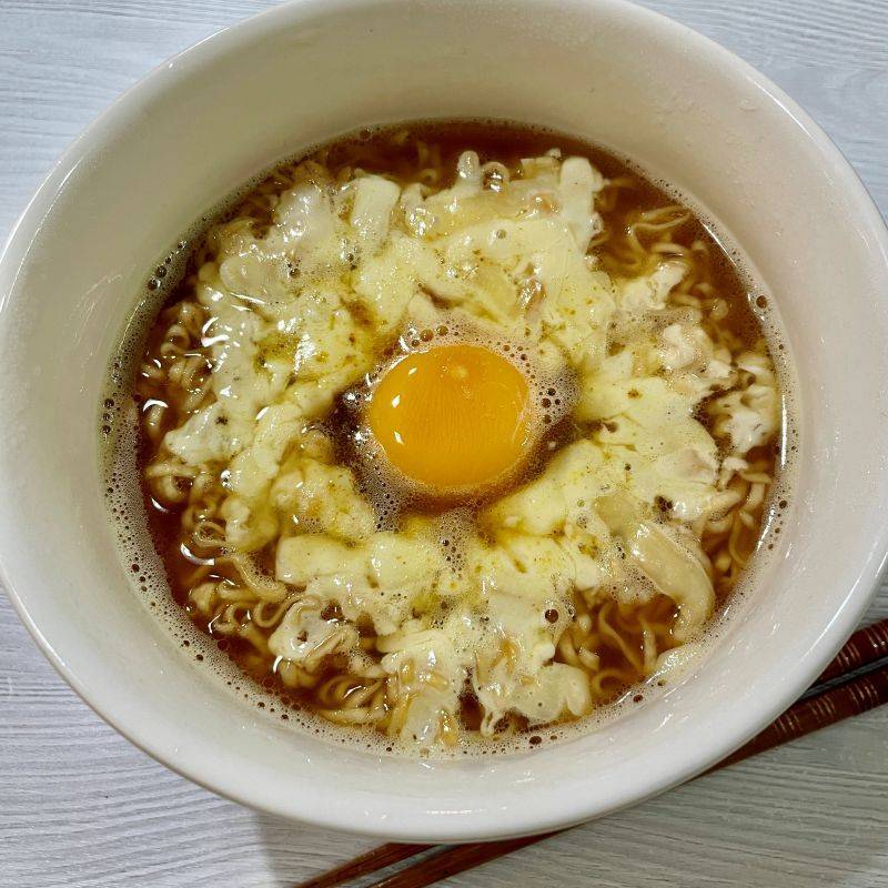 チキンラーメン公式の「簡単ヤバうま！チーズカレーチキラー」のレシピ