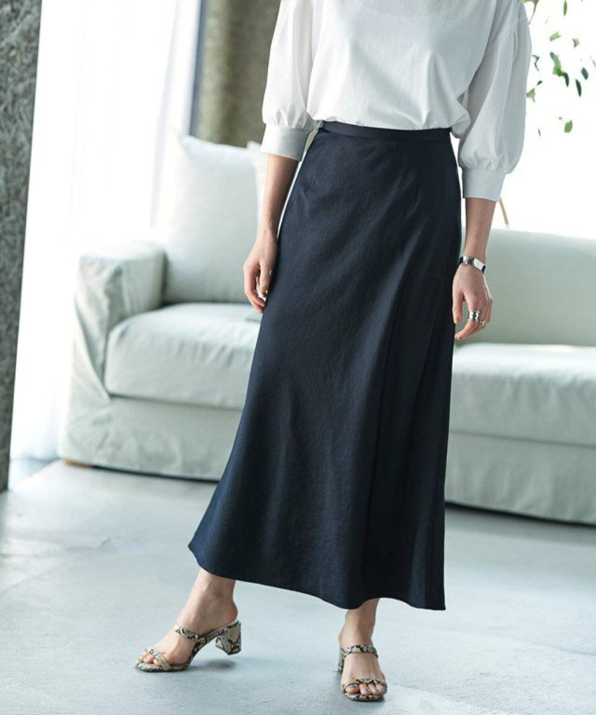 モノトーンコーデの女性