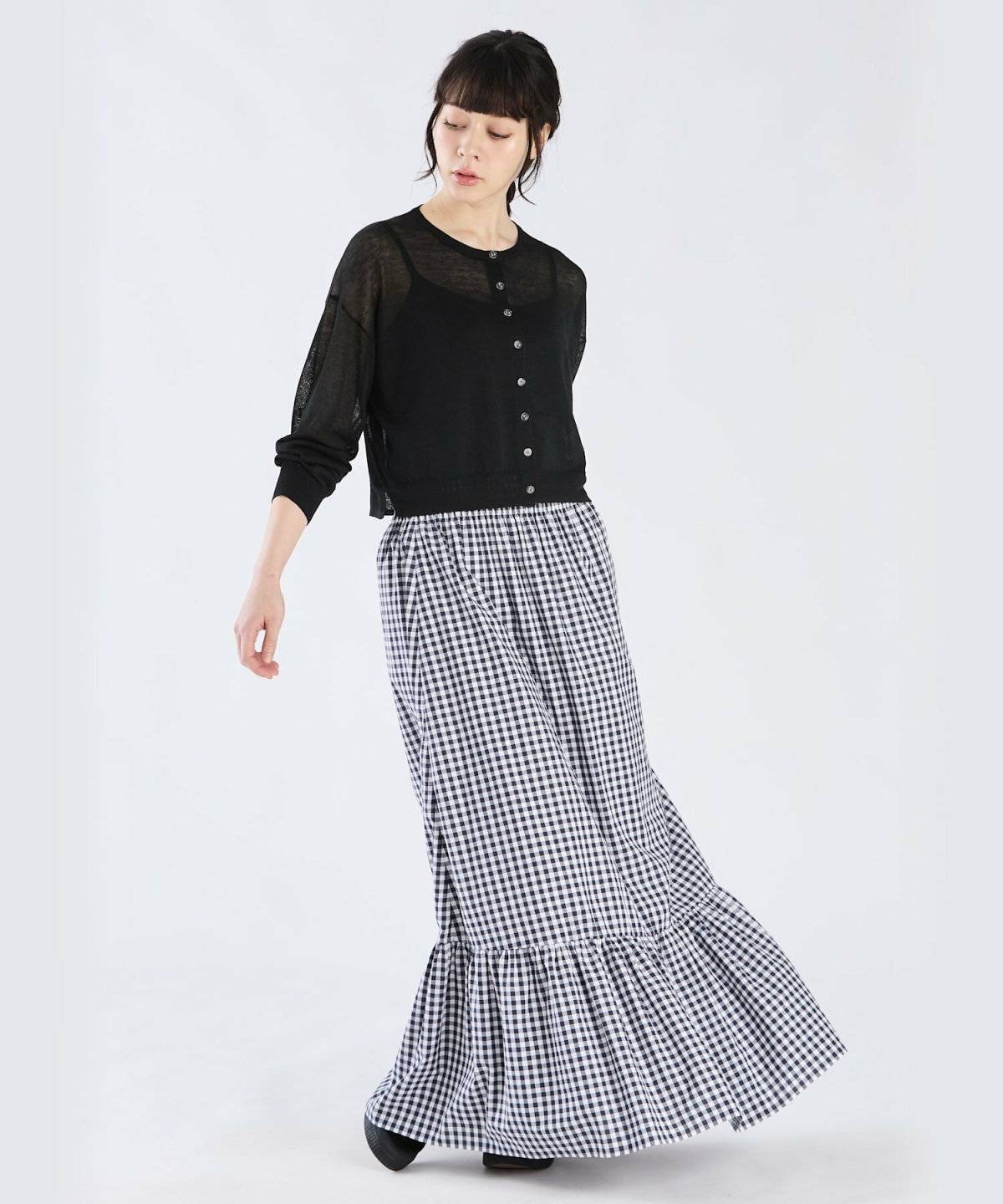 オールブラックコーデの女性