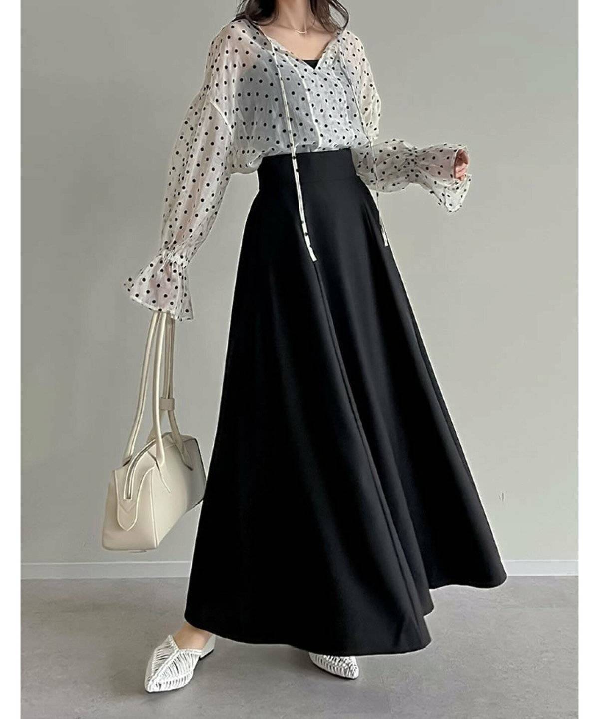 モノトーンコーデの女性