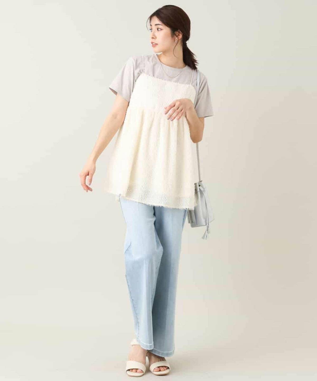 ノースリーブのTシャツにキャミソールを重ねてデニムを合わせた女性