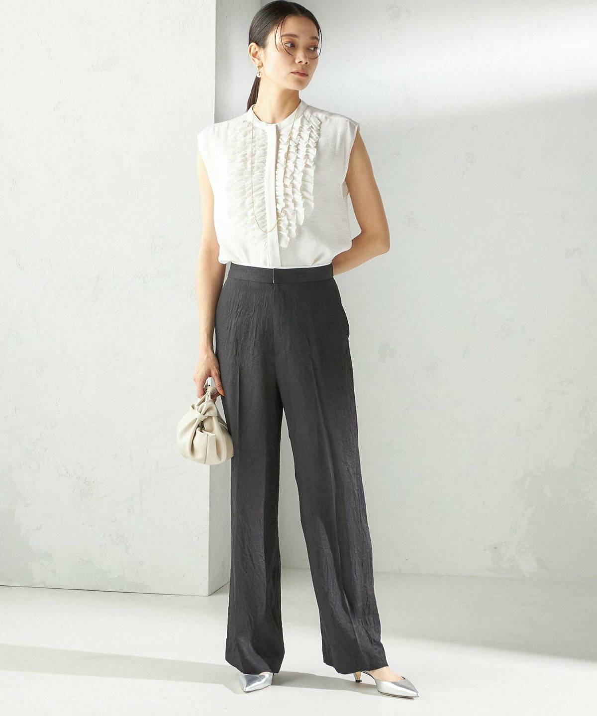 モノトーンコーデの女性