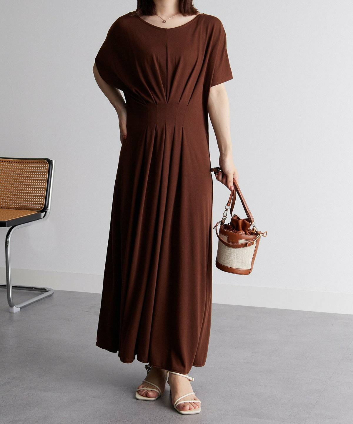 ブラウンのワンピースを着た女性