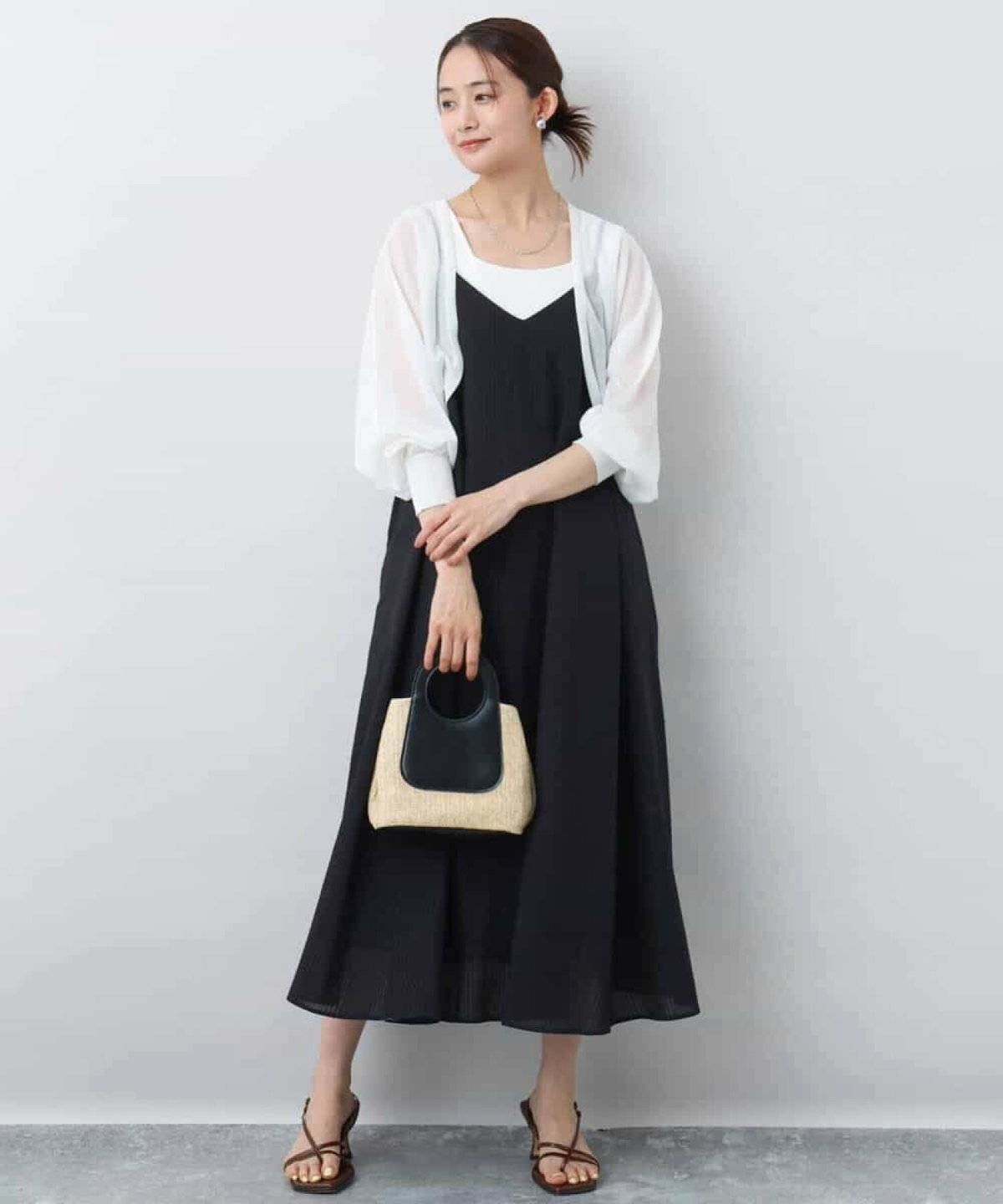 モノトーンコーデの女性