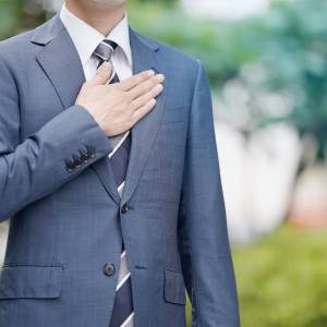  胸に手を当てる人 