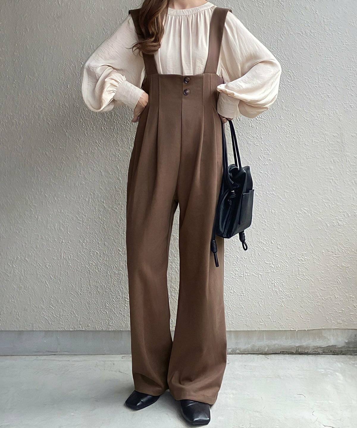 モノトーンコーデの女性