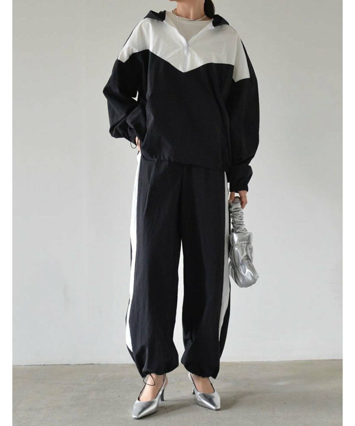 ブラックコーデの女性