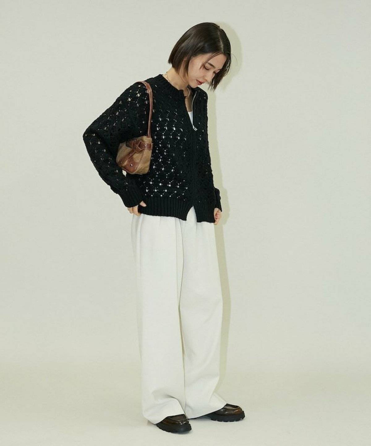 モノトーンコーデの女性