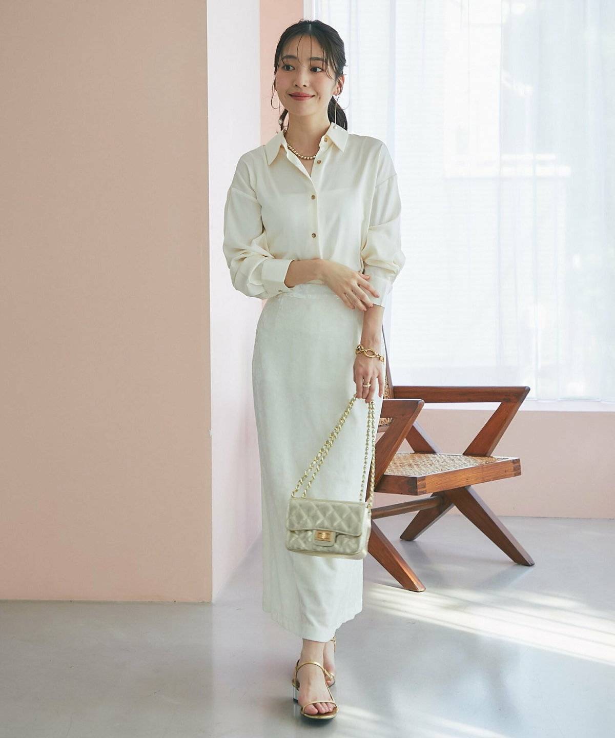 オールホワイトコーデの女性