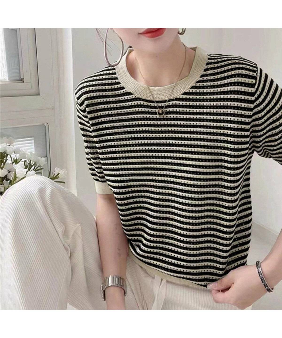 モノトーンコーデの女性