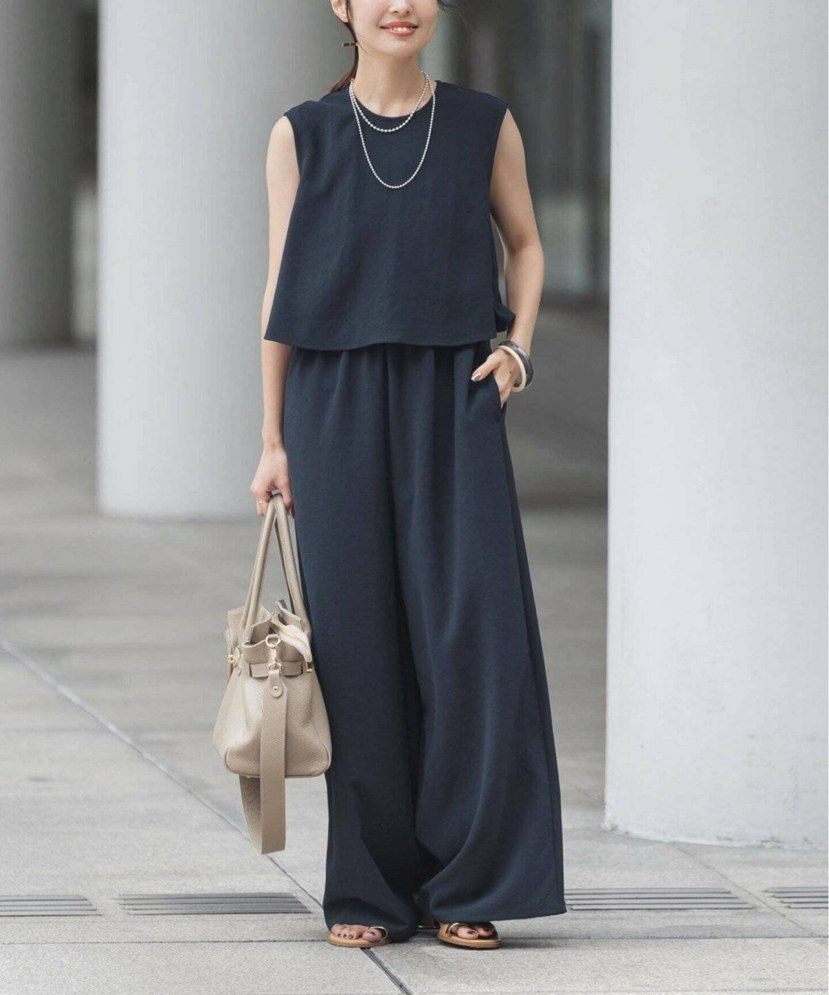 ネイビーのオールインワンを着た女性