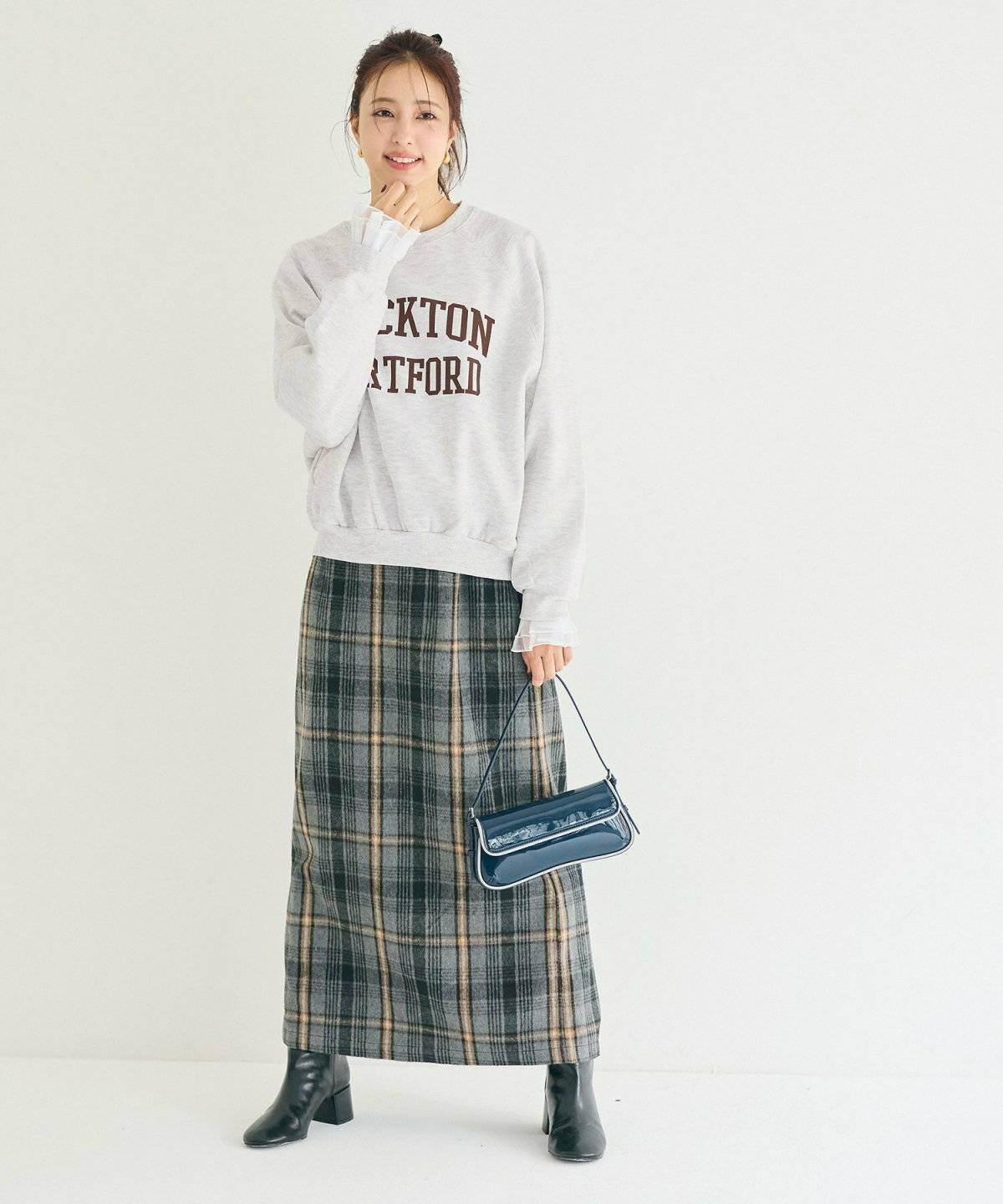 スカートコーデの女性